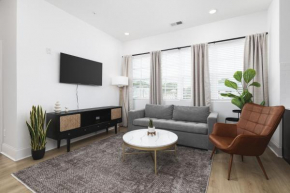 Comfy New 5 Bed 2 Bedroom Close to Downtown
